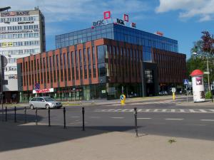 Nowoczesne budynki w centrum Torunia, różnorodna stylistyka architektury miasta