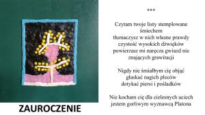 Na czarnym tle różowe popiersie za biało-żółtymi gałązkami na głowie i szyi