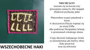 Na brązowym tle kremowe haczyki. Różowa ramka