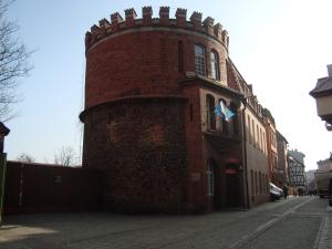 Zdjęcie toruńskiego zabytku Baszta Koci Łeb, okrągły budynek z czerwonej cegły