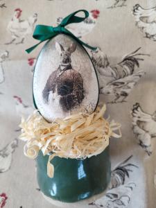 Styropianowe jajko, ozdobione metodą decoupage w wizerunek Zająca w marynarce.