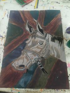 Portret siwego konia na tle drzew