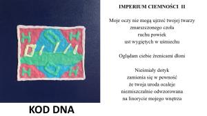 Na błękitno-różowym tle zielone literki H, białę o i kreski