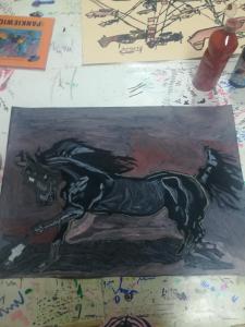czarny rumak w galopie