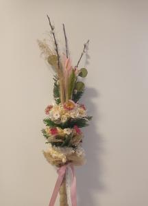 Ręcznie robiona i zdobiona palemka, drobne kwiatki z gliny, przewiązana wstążką różową oraz z białą