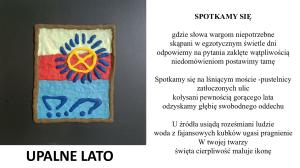 Na żółto-czerwono-niebieskim tle żółty okrąg i granatowe kreski