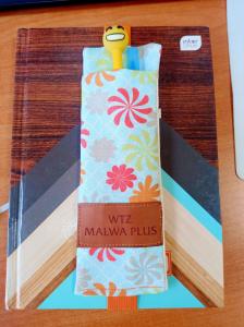 Prostokątny przybornik na długopisy i ołówki, mocowany gumką np. do zeszytu