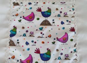 poszewka na poduszkę we wzór kolorowych kur, obszyta delikatną białą koronką