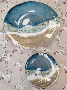 Dwa gliniane talerze, obiadowy i deserowy. Szkliwienie- efekt fali morskiej
