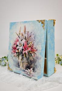 Pudełko wykonane metodą decoupage z dziewięcioma przegródkami w środku na złotych nóżkach.
