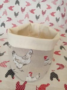 Worek materiałowy koloru szarego. Wzór : kury.