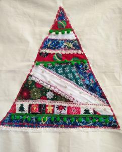 Poszewka na poduszkę wyszywana  skrawkami różnych materiałów w kształt choinki