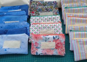 prostokątne portmonetki, zamykane na suwak, różnokolorowe