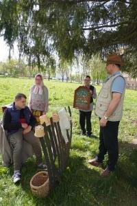 Zdjęcie z realizacji adaptacji "Sami Swoi". Uczestnicy stoją przy płocie.
