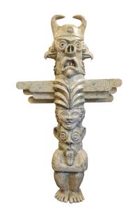 Totem wysokości około 1,5 metra, ceramiczny, maski, skrzydła , kolor: ecru
