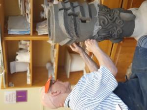 Na zdjęciu, Pan Janusz wykonujący rzeźbę ceramiczną