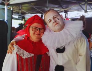 Pasja uczestników Środowiskowego Domu Samopomocy Ośrodka św Faustyna,  jaką jest teatr. Fotografie są dokumentacją teatroterapii prowadzonej w Ośrodku oraz efektu integracyjnej współpracy z Teatrem Małym w Tychach.  Oba mają wydźwięk społeczny integrujący zwracający uwagę na otwartość. Fotografie ukazują spektakl "Wyspa mojej siostry" opowiadający o różnorodności, która może zbliżać nas do siebie,  oraz spektakl "Najdalej jutro"-opowieść drogi podróży, która dostępna jest dla każdego.